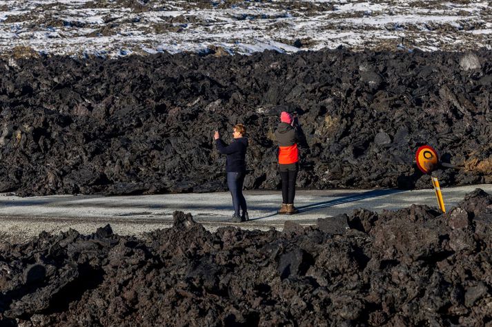 Ferðamennirnir tóku myndir með snjallsímunum af hrauninu.