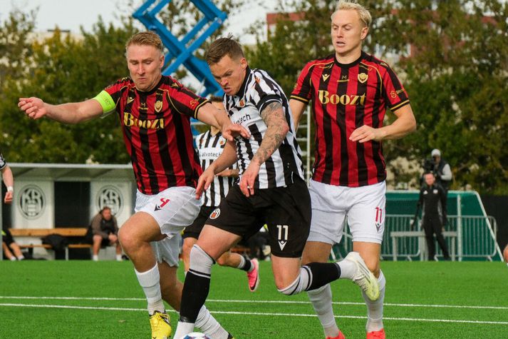 Aron Sigurðarson í baráttunni við Oliver Ekroth í leik KR og Víkings um helgina