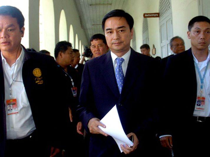 Abhisit Vejjajiva, forsætisráðherra, lýsti yfir neyðarástandi 12. apríl. Honum tókst naumlega að sleppa undan mótmælendum. MYND/AP