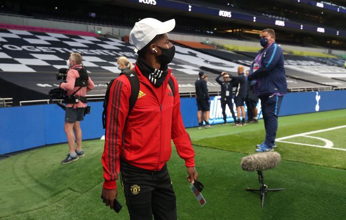 Marcus Rashford mætti grímuklæddur, reglum samkvæmt, á völlinn í aðdraganda leiksins við Tottenham í kvöld.