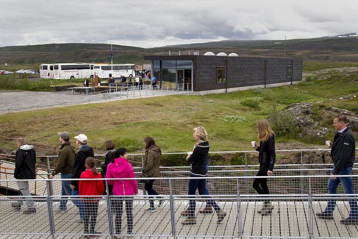 Skólpvatn sytrar úr þróm í þjóðgarðinum út í Þingvallavatn.