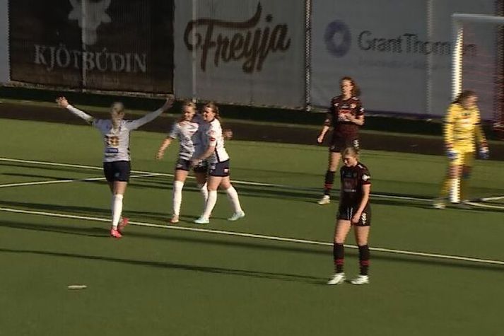 Þór/KA konur fagna marki Bríetar Fjólu sem skoraði fyrsta deildarmark norðanliðsns á leiktíðinni.