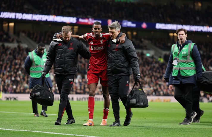 Alexander Isak kom Liverpool á bragðið í kvöld með fyrsta marki leiksins en þurfti svo um leið að fara meiddur af velli.