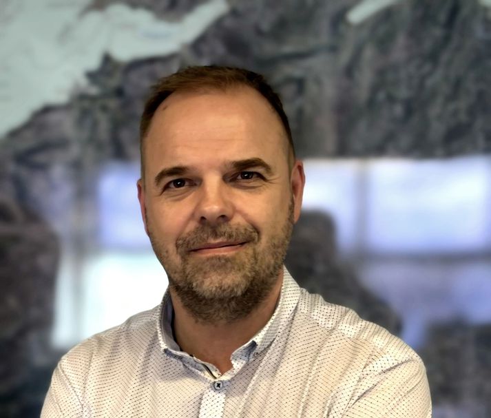 Björn Bjarki Þorsteinsson, stoltur sveitarstjóri Dalabyggðar með nýja íþróttamannvirkið í Búðardal eins og aðrir íbúar sveitarfélagsins en formleg vígsla hússins fer fram í dag.