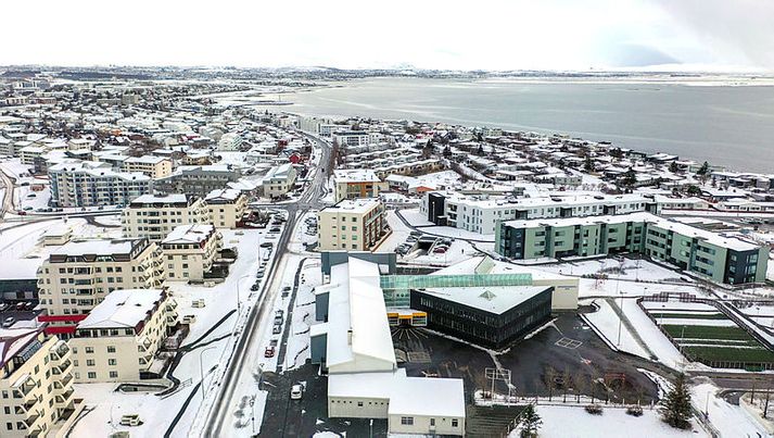 Karl Pétur Jónsson, bæjarfulltrúi Viðreisnar/Neslistans, segist þurfa að undirrita ársreikning bæjarins með fyrirvara vegna þess að meirihluti Sjálfstæðisflokksins í bænum geri með reikningum tilraun til að fela "verulegan hallarekstur bæjarins“.