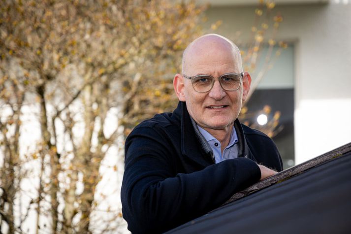 Jón Viðar Matthíasson fyrrum slökkviliðsstjóri viðurkennir að það mun eflaust ekki standa á grafsteininum: Hann var of lítið í vinnunni. Í samtalinu við Jón kemur margt fróðlegt fram um brunavarnir, almannavarnir og þróun öryggismála á síðustu áratugum. En líka um álagið sem fylgir.