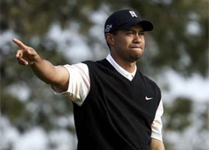 Tiger Woods byrjaði mjög illa á opna breska í gær en er nú kominn á fulla ferð