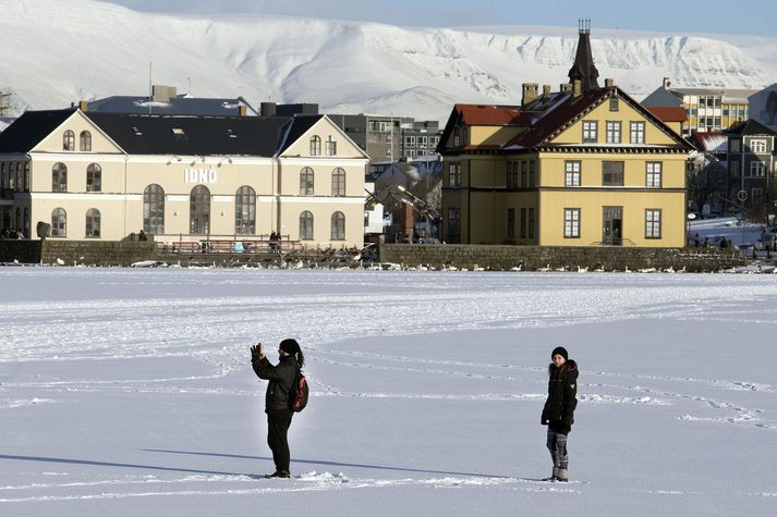 Ferðamenn náðu góðum myndum á Reykjavíkurtjörn. 