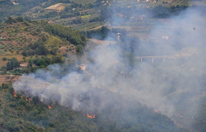 Skógareldar kviknuðu í kjölfar slyssins. Mannanna er enn saknað.