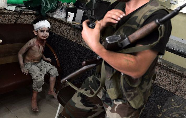 Þessi litli drengur særðist í sprengjuárás stjórnarhersins í Sýrlandi.
Nordicphotos/afp