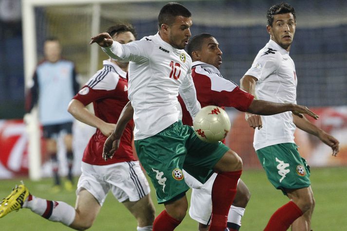 Patrick Mtiliga í baráttu við Valeri Bozinov í leiknum í gær.