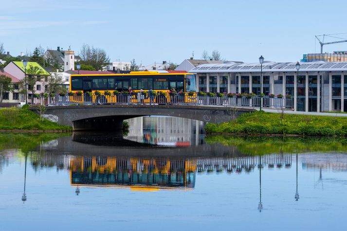 Það getur verið þrælerfitt fyrir okkur að halda einbeitingunni á því sem við þurfum að vera að gera þegar það er svona margt í gangi: Sumarfrí að nálgast, tíðar fréttir af skjálftum og mögulegu gosi, spillingafréttir úr bankakerfi eða stjórnsýslu og ..... síðan eigum við að vera að vinna! Við skulum rýna í nokkur ráð sem geta hjálpað.