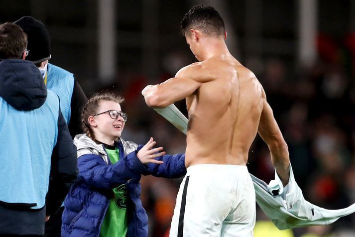 Cristiano Ronaldo lætur Addison Whelan frá treyjuna sína eftir leikinn í Dublin á dögunum.