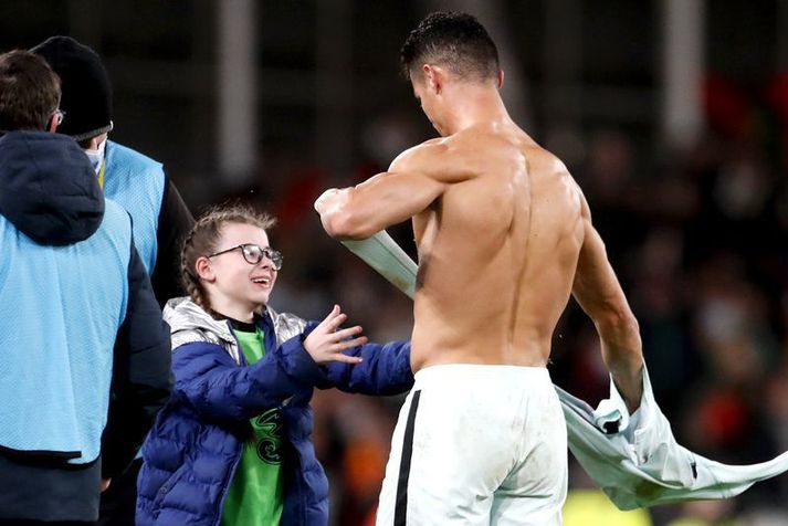 Cristiano Ronaldo lætur Addison Whelan frá treyjuna sína eftir leikinn í Dublin á dögunum.