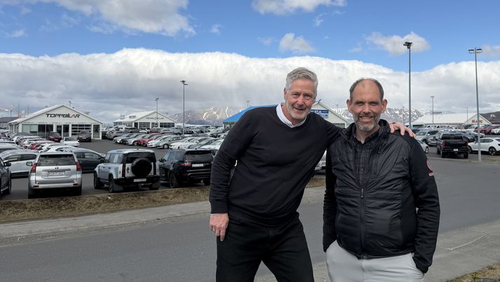 Átta bílasölur á Kletthálsi bjóða til bílahátíðar ársins næstu þrjá daga. Ingimar (t.v.) hjá Nýju bílahöllinni er kominn í hátíðaskap en hann er með 42 ára starfsreynslu í bílasölu og þekkir því íslenskan bílamarkað út og inn. Tobías á Toppbílum er sömuleiðis mjög ánægður með Kletthálsinn og samstarfið milli bílasalnanna átta.