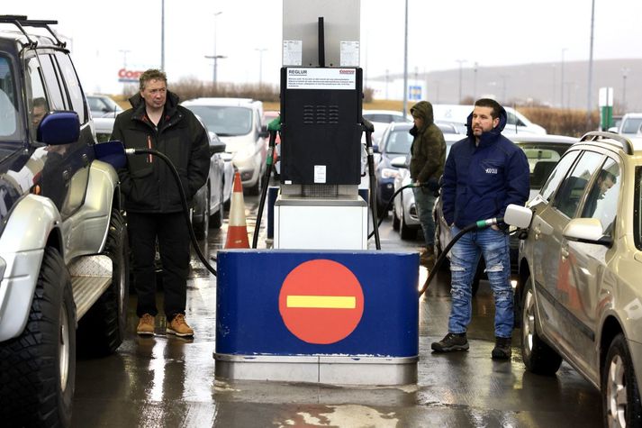 Löng bið var eftir bensíni hjá Costco í Kauptúni í hádeginu. Verkfall olíubílstjóra á höfuðborgarsvæðinu hefst á miðvikudag.