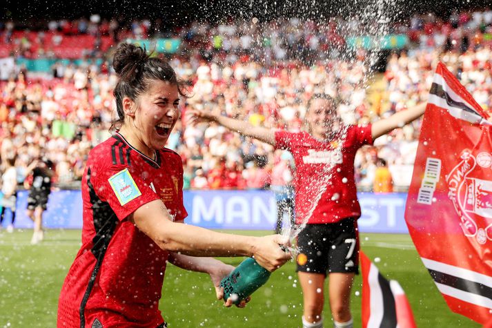 Lucia Garcia, leikmaður Manchester United fagnar sigri í enska bikarnum í fyrra en United er meðal þeirra félaga sem opna fyrir áfengisdrykkju á pöllunum.