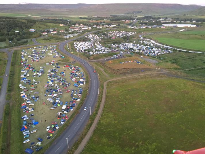 Mikið fjölmenni er saman komið á Flúðum.