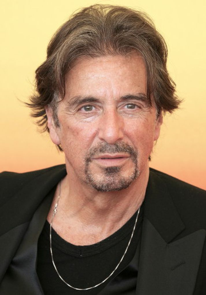 Pacino fær gamalt bréf frá John Lennon í hendurnar í myndinni.