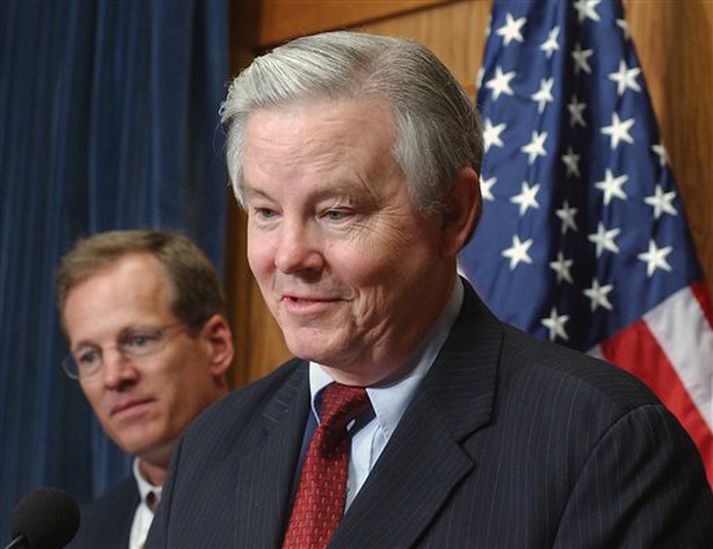 Repúblikaninn Joe Barton, formaður orkunefndar fulltrúadeildarinnar, og demókratinn Jack Kingston ræddu við fjölmiðla eftir samþykkt frumvarpsins.