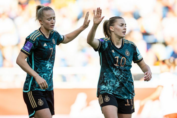 Lea Schüller og Laura Freigang fagna.