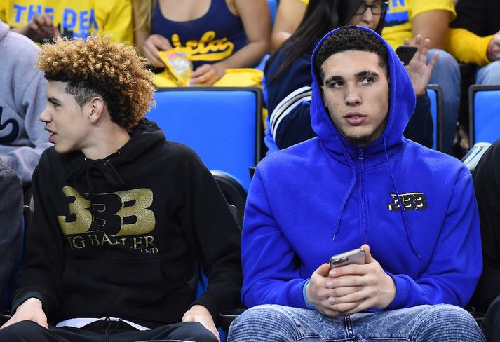 LiAngelo er hér hægra megin á myndinni en við hlið hans er yngsti bróðirinn, LaMelo.