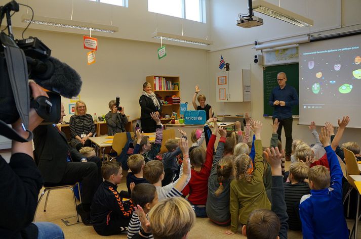 Ævar vísindamaður kynnti myndbandið í Flataskóla í morgun.