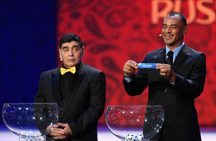 Goðsögnin steinrunnin Diego Maradona lætur sér fátt um finna þegar Cafu, fyrirliði heimsmeistaraliðs Brasilíu frá HM 2002, dregur nafn Íslands úr pottinum, fyrsta andstæðings Argentínu á HM í sumar.