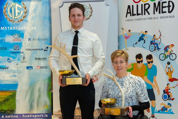 Róbert Ísak Jónsson og Sonja Sigurðardóttir með verðlaunagripina sína.