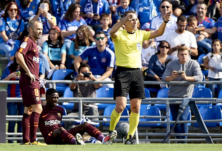 Ousmane Dembele situr hér á grasinu í leiknum á móti Getafe í gær.