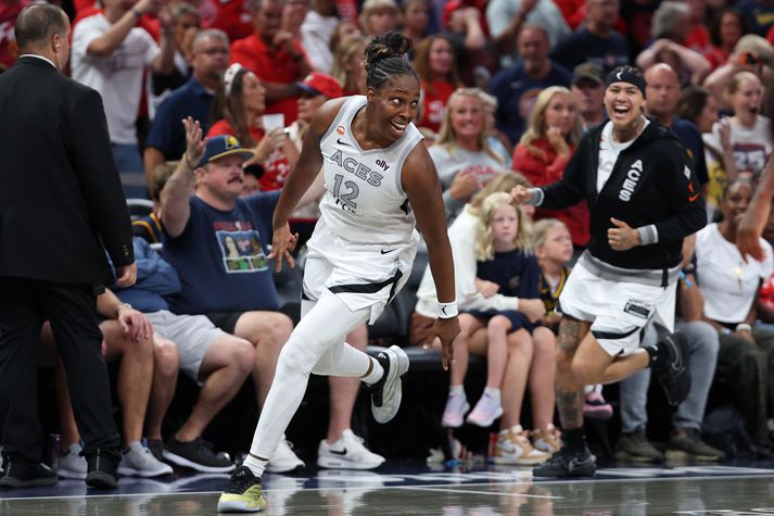 Chelsea Gray fagnar hér sigurkörfu sinni fyrir Las Vegas Aces en hún skoraði sex af ellefu stigum sínum með þriggja stiga flautukörfum.
