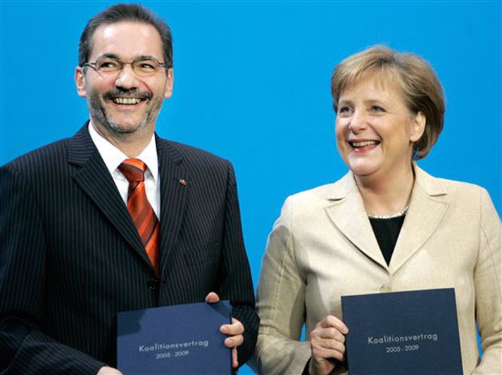 Matthias Platzeck, formaður Jafnaðarmannaflokksins, og Angela Merkel, leiðtogi Kristilegra demókrata og verðandi kanslari,  brosmild eftir undirritun sáttmálans í morgun.