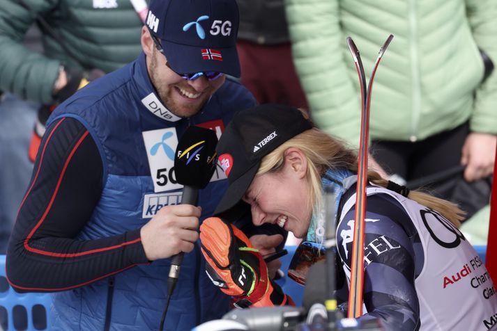 Aleksander Aamodt Kilde tekur hér sjónvarpsviðtal við kærustu sína Mikaela Shiffrin eftir metsigur hennar um helgina.