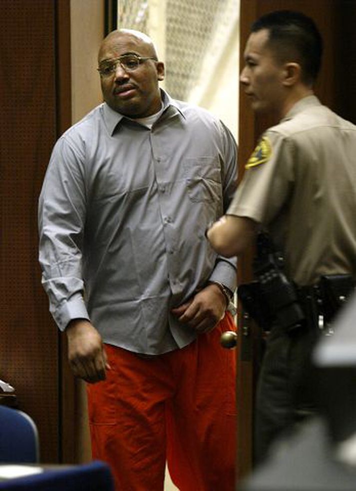 Leiddur inn í dómssal. Tvær af þeim konum sem Turner er ákærður fyrir hafa myrt voru barnshafandi.