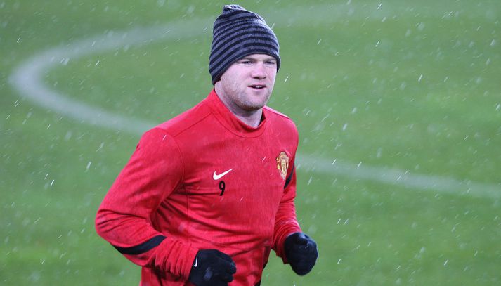 Rooney æfir í rigningunni í Basel í gær.