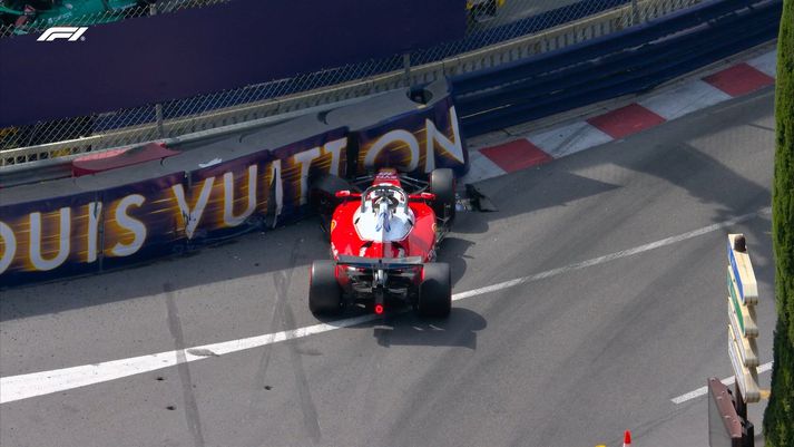 Ferrari bíllinn endaði út í vegkanti. 