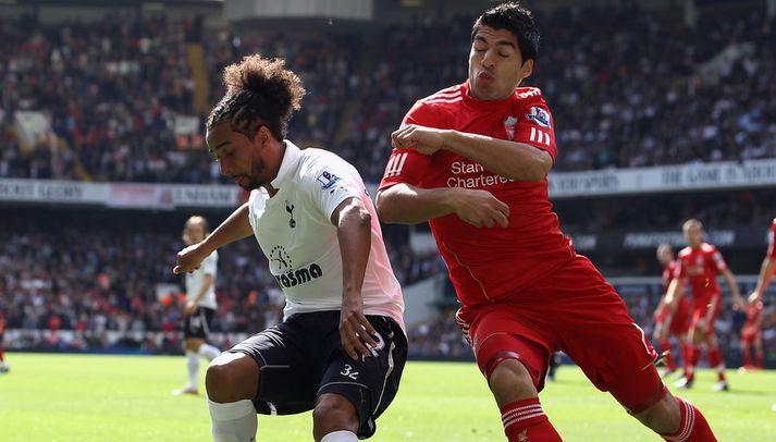 Assou-Ekotto sést hér kljást við Luis Suárez.