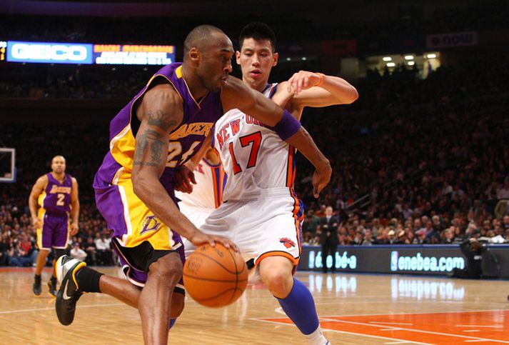 Kobe Bryant á hér í höggi við Jeremy Lin.