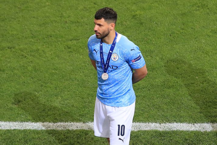 Sergio Agüero fékk silfurmedalíu um hálsinn í Portúgal á laugardagskvöld, eftir tapið gegn Chelsea í úrslitaleik Meistaradeildar, og gekk svo frá málum við Barcelona.