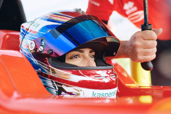 Amna Al Qubaisi, keyrir fyrir Abu-Dhabi racing team í í Formúlu 4. Alpine stefnir á að koma konum í Formúlu 1 á næstu árum.