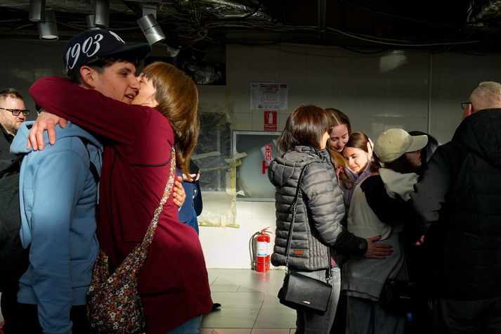 Myndin er tekin í Rúmeníu í gær þegar farþegar lentu þar úr björgunarflugi sem skipulagt var frá Óman. 