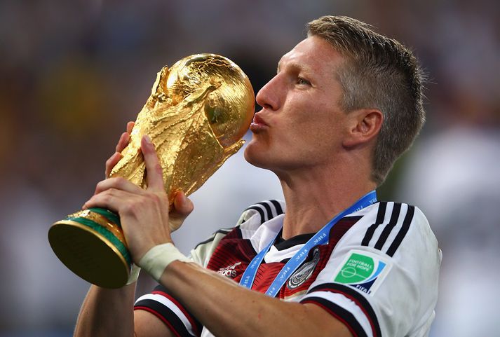 Schweinsteiger með Jules Rimet styttuna, sigurlaunin á HM.