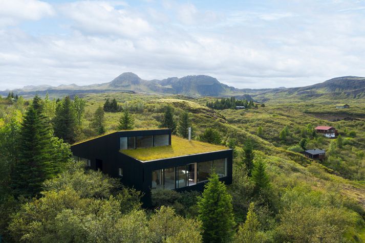 Húsið fellur vel að umhverfinu, sem var einmitt markmið arkitektanna sem teiknuðu það.