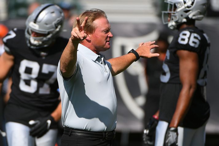 Jon Gruden er þjálfari Oakland Raiders en hann gerði tíu ára samning í fyrra og fékk fyrir 100 milljónir Bandaríkjadala eða 12,4 milljarða íslenskra króna.