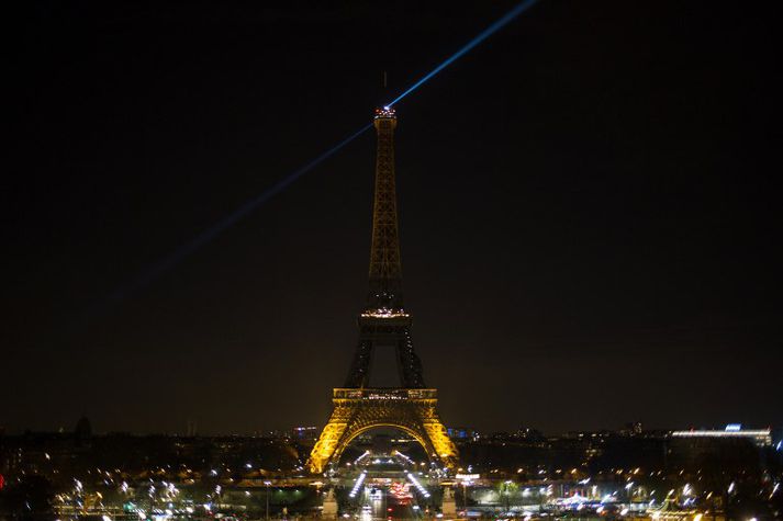 Þrjú hundruð byggingar í París tóku þátt í jarðarstundinni með því að slökkva á ljósum, þar á meðal Eiffelturninn.