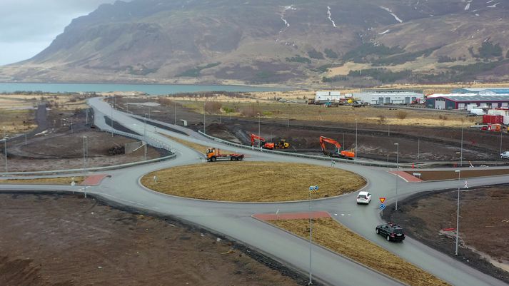 Verkið hófst í fyrra með gerð hringtorgs við Esjumela. Þrjú önnur hringtorg verða á kaflanum að Hvalfjarðargöngum.