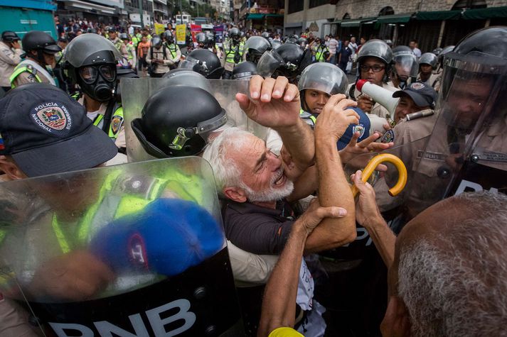 Lögregla í Caracas, höfuðborg Venesúela, fór óvarlegum höndum um eldri borgara sem mótmæltu framgöngu ríkisstjórnar landsins.