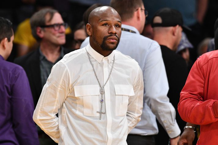 Floyd Mayweather hleypur undir bagga með fjölskyldu Georges Floyd og greiðir fyrir útför hans.