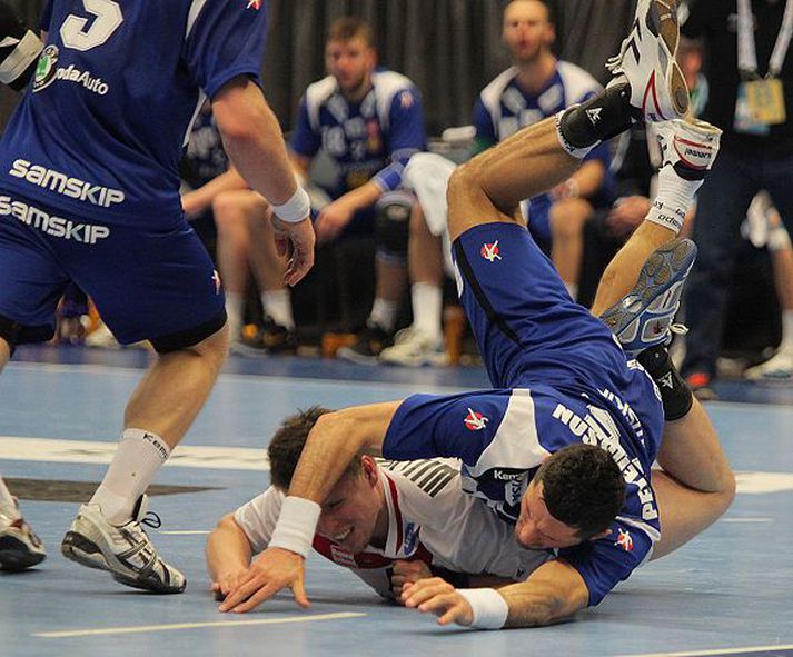  Alexander Petersson hefur spilað frábærlega í vörn og sókn með íslenska handboltalandsliðinu á HM í Svíþjóð. Hér sést hann í baráttu við Austurríkismann í sigurleiknum í fyrrakvöld. 
