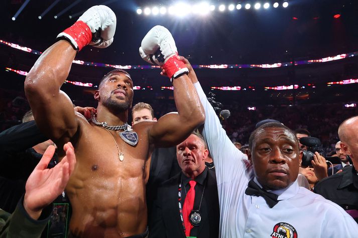 Anthony Joshua sést hér eftir sigur sinn á Jake Paul rétt fyrir jól.
